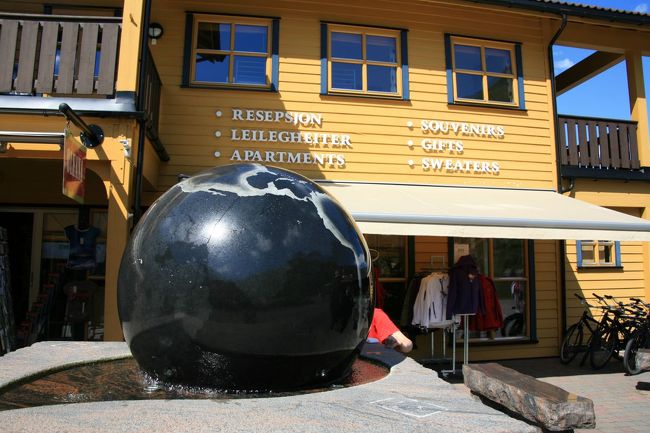 インフォメーションセンターの前<br /><br />さっきは気が付かなかったのですが、こんなオブジェがありました