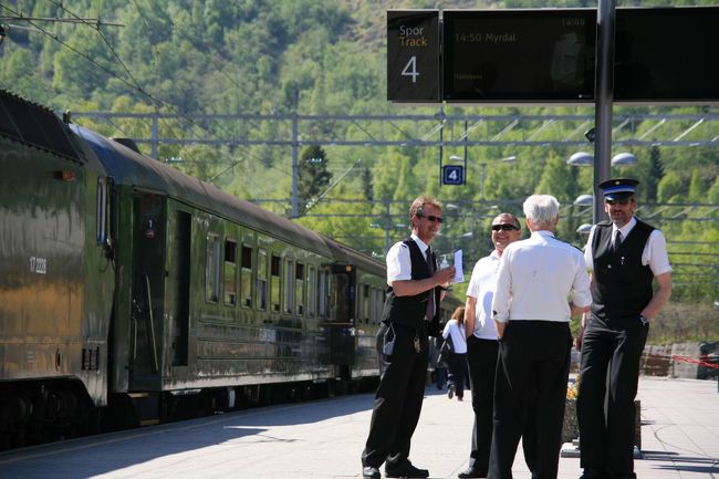 フロム鉄道出発前の一コマ<br /><br />運転手さん、車掌さんたちが、のんびり時間をつぶしている<br /><br />何でも絵になっちゃいますね