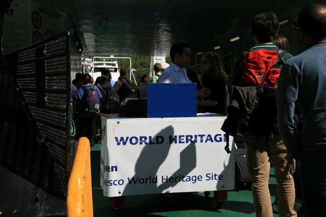 15時ころ船のゲートが開きました<br /><br />さあいよいよ乗船<br /><br />切符を確認するところには「世界遺産」の文字が見えます