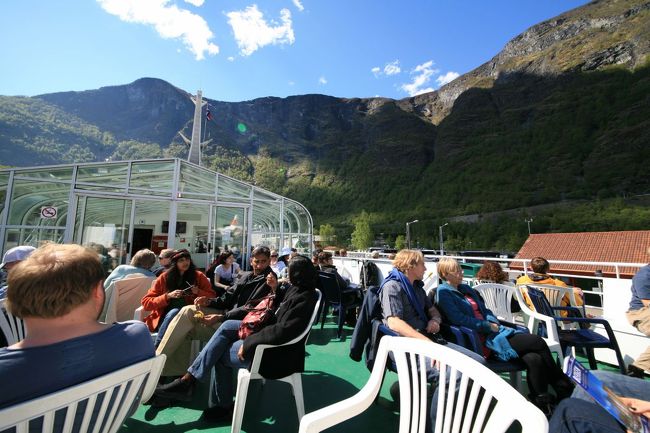 外のデッキはすぐに埋まってしまいました<br /><br />みな、椅子を持ち出して、好きなところに座ります<br /><br />日差しがとても暖かです