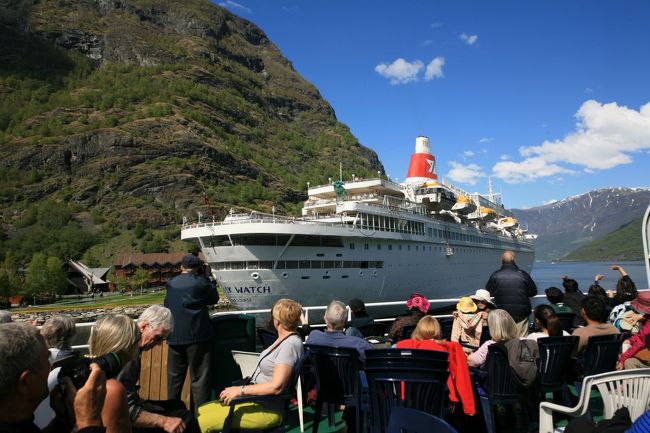 15時10分　出港しました<br /><br />先ほど見えた巨大客船の横を通過<br /><br />「いってきま〜す」と手をふる人もいる