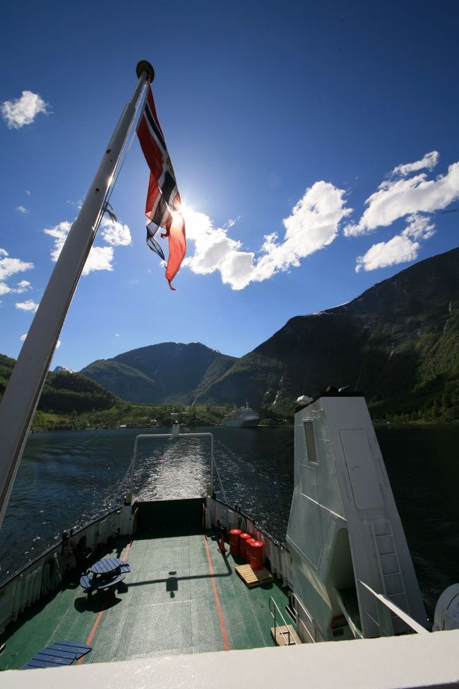 この船は、ソグネフィヨルドの支流（最奥）アウルランフィヨルドのフロムを出発して、ネーロイフィヨルド（世界遺産）のグドヴァンゲンまで行きます<br /><br />所要約2時間強