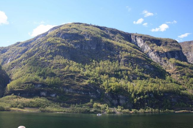 左右には100m-200m　いやそれ以上の断崖が続きます<br /><br />船の大きさと比べると、そのスケールがお分かりいただけると思います