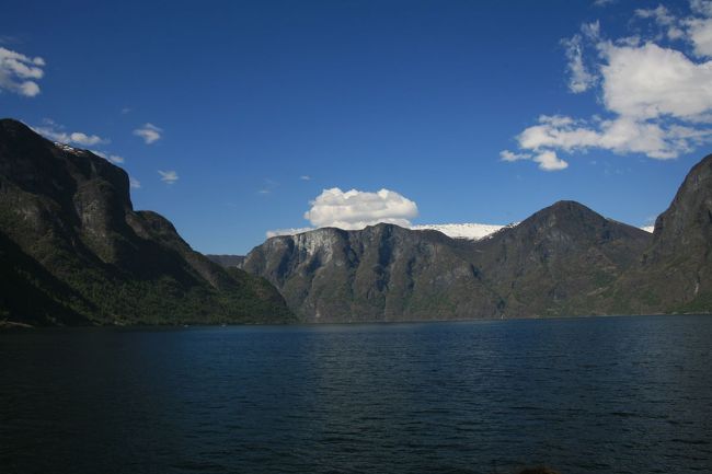 船はフィヨルドの中を進んでいく<br /><br />風上に向かっているのでしょう　冷たい風が吹き付けます<br /><br />中に入る人もちらほら