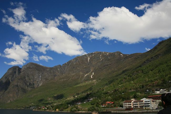 フロムを出港して20分ほどで、小さな町によります<br /><br />この船は、観光だけではなく、地元の人たちの足としても使われているのですね