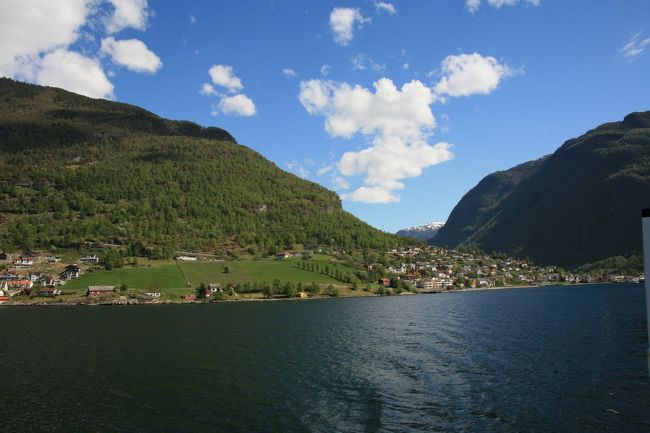 寄港した町から離れます<br /><br />周りの山（崖）が大きいので、模型のように感じます