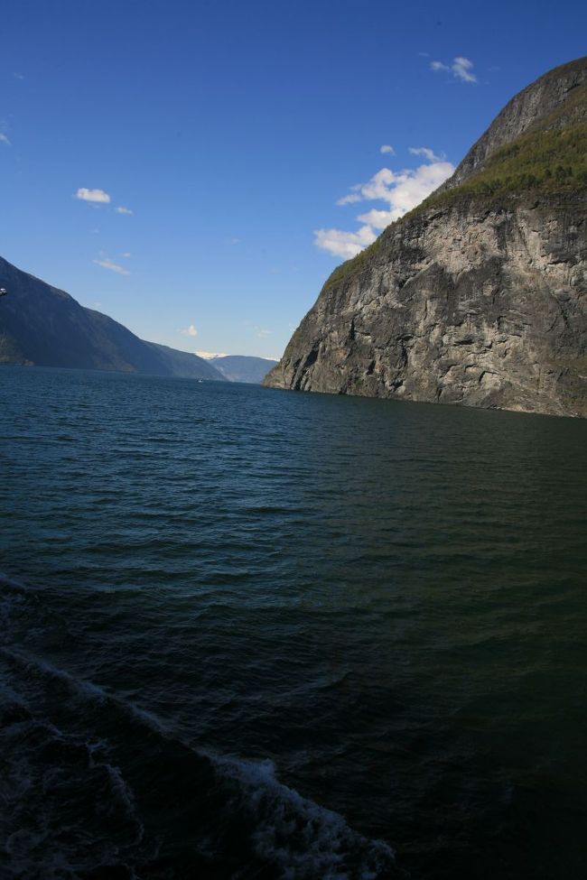 行けども行けども断崖は続きます<br /><br />船の横から前方を眺めてみましたが、その終わりは見えません