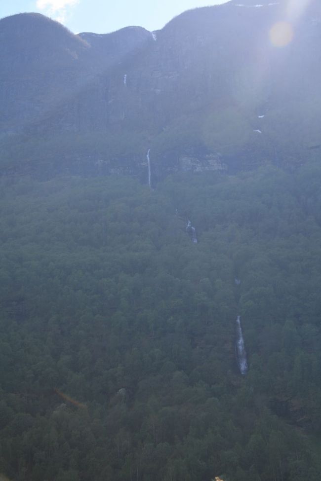 崖の上から、何段にもなって落ちてくる滝<br /><br />名前はあるのでしょうか？<br /><br />日本なら間違いなく「○○の滝」と命名されるでしょう