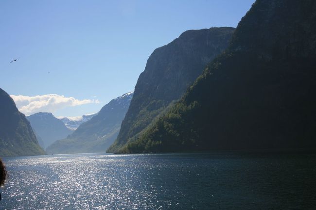 ネーロイフィヨルドに入ると、風下に向かっているのか、風はやみ<br /><br />そして太陽の方向に向かって進むので、ポカポカな陽気になりました<br /><br />フィヨルドの水も、太陽に照らされてキラキラです