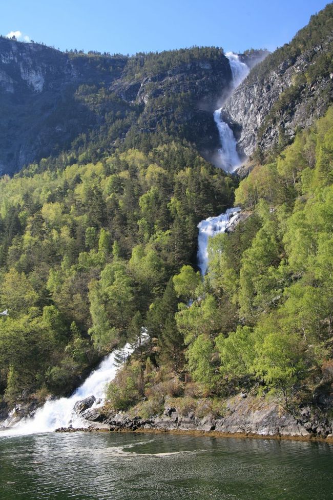 これはまた・・・・・大きな滝<br /><br />船はスピードを落とし、写真が撮りやすいように滝へと近づいてくれます<br /><br />いったい何メートルの高さがあるのでしょう