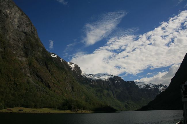 中学校の時、地理の授業で「フィヨルドはＵ字谷」と習いました<br />（みなさん、覚えていらっしゃいますか？）<br /><br />この角度から見るとそれがよくわかるかな？なんて思います