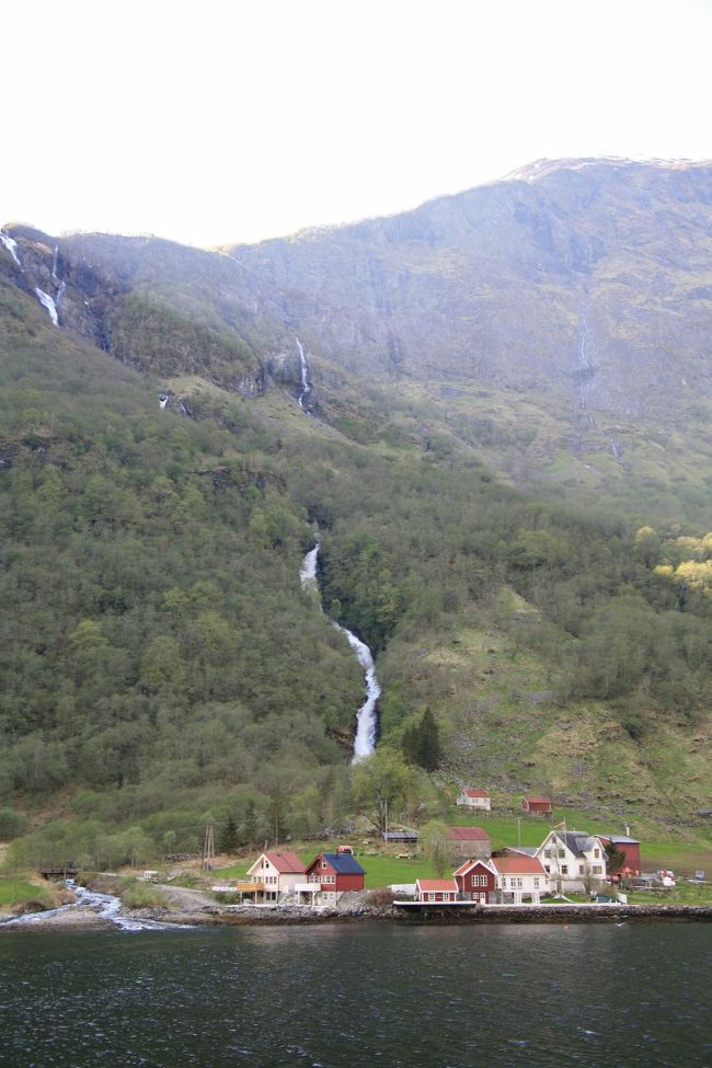 ちっちゃなちっちゃな集落です<br /><br />その後ろには滝<br /><br />ＭＹ滝　といってもいいくらい・・・・贅沢ですね