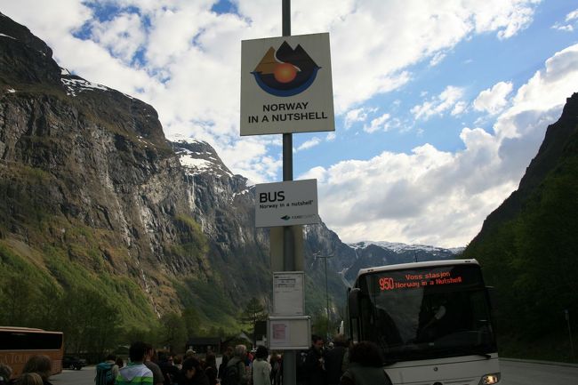 Norway in a Nutshellのバスは、ここですよ〜<br /><br />みんな乗れるのかしらと心配しましたが3台のバスにきっちりおさまり、18時前ヴォスに向けてに出発