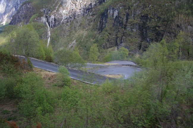 バス一台がやっと通れるこんなカーブが続きます<br /><br />はっきり言って、カーブを曲がるときは落ちないかと　ひやひやでした（汗）