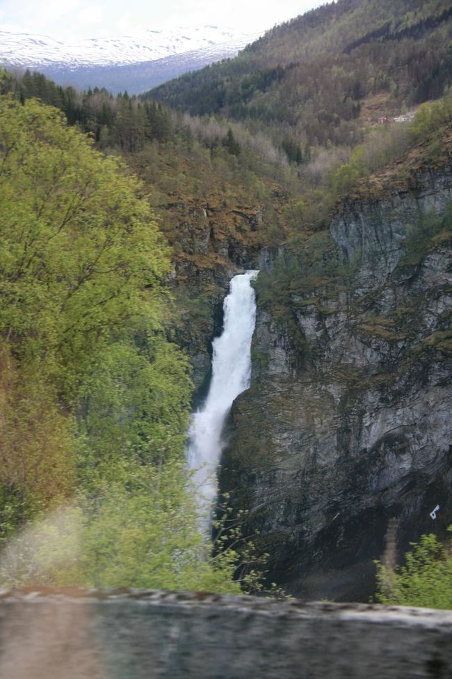 そんな中、途中で「右に滝が見えますよ」と停車<br /><br />みんな写真を撮ります