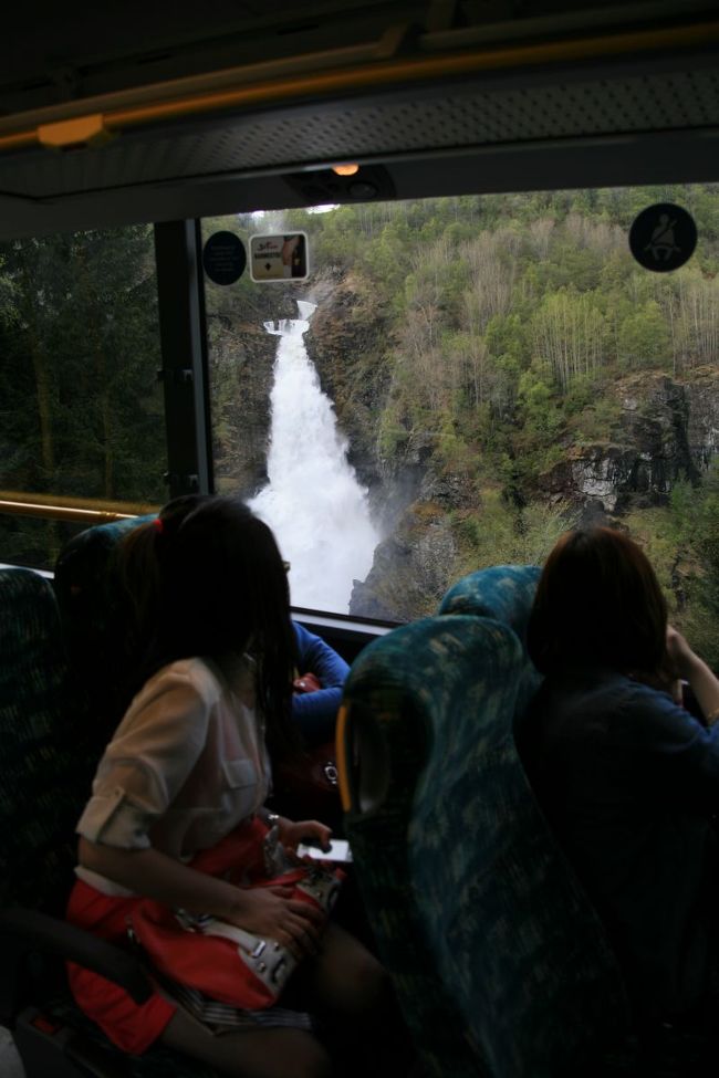 少し下ると今度は「左側に滝が見えます」と停車<br /><br />またみんな写真を撮ります<br /><br />10分ほどでスリルの坂くだりは終了・・・・・<br /><br />みんな運転手さんをたたえ拍手します！！！