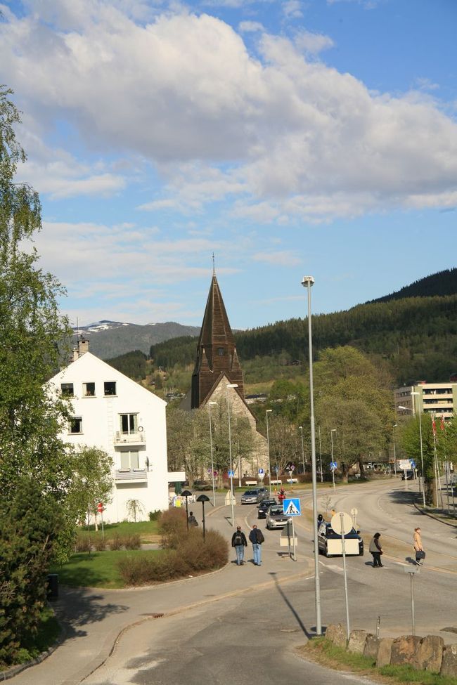 素敵な教会が見えるともうヴォスの街です<br /><br />18時45分頃<br /><br />出発が10分ほど遅れたのに到着は10分ほど早くなりそう