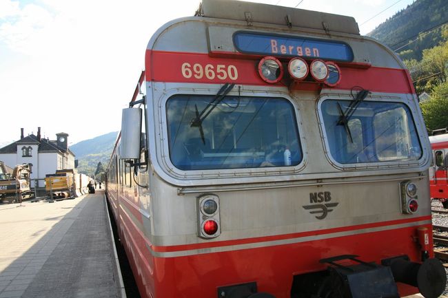 発車まで40分以上あるというのに、ベルゲン行きの列車はすでに入線していました<br /><br />往きと同じ感じの列車です<br /><br />今度は前向きの席です