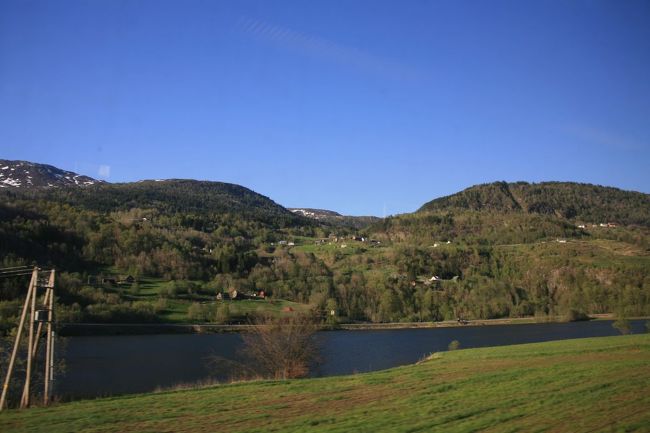 席に座ると、すぐに眠ってしまいました・・・・・<br /><br />ふっと気が付くと、すでに列車はヴォスを出発していました<br /><br />依然として良い天気です　今日を選んで正解！