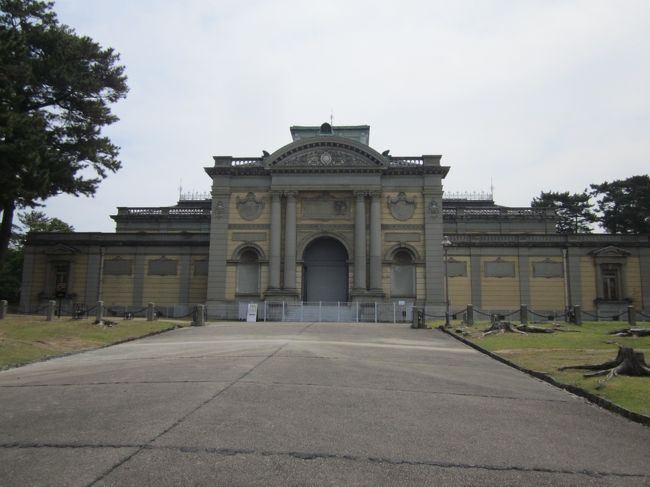着いたのは１０時前だったので先に他を回ります。<br /><br />奈良国立博物館<br />入り口は新刊の方からで地下通路を通ってこちらの旧館葉常設展示を見られますが見え欲しいのは建物自体、たぶんこちらが本来の玄関だと思うのですが今は閉鎖されてます。<br /><br />内部からなら見ることができ、壁や天井など見る価値はあると思います。