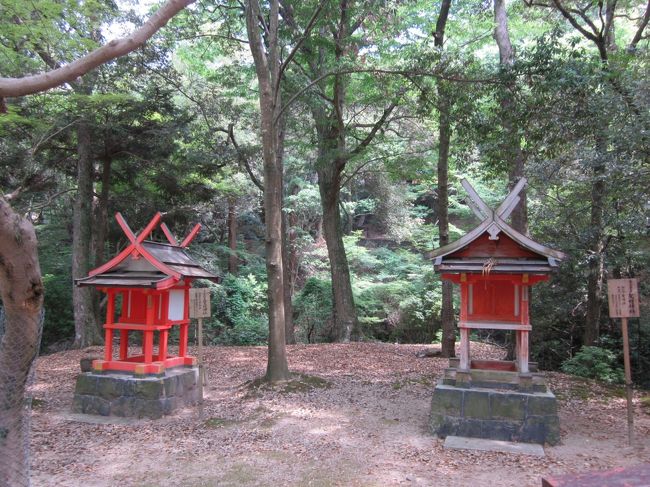 道なりに歩くとこんなお社が見えてきます。