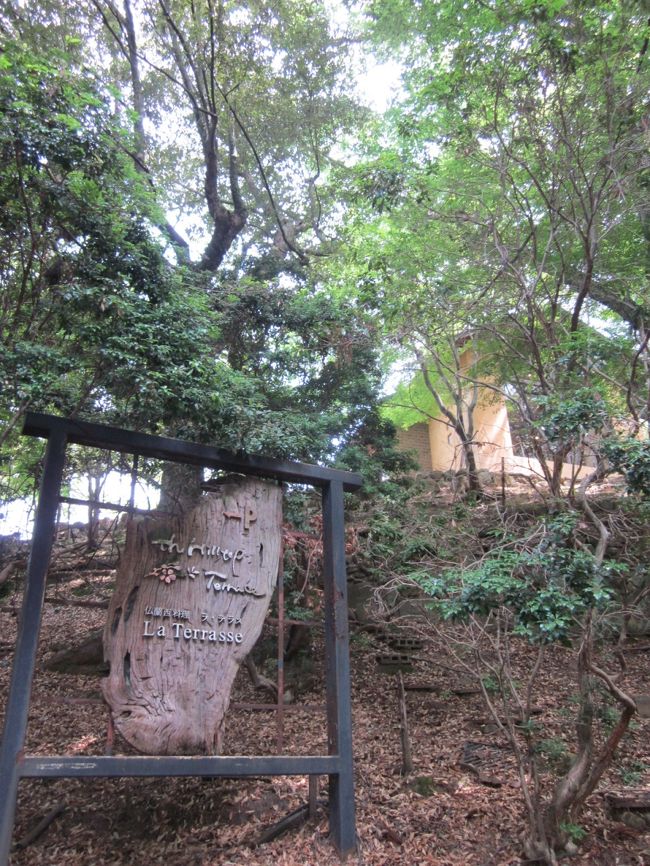 左手にはウエディングもできるレストラン、ちょっと気になります。