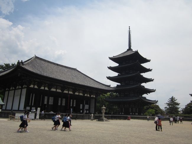 １２時を回って混んできたので興福寺境内を通り抜け