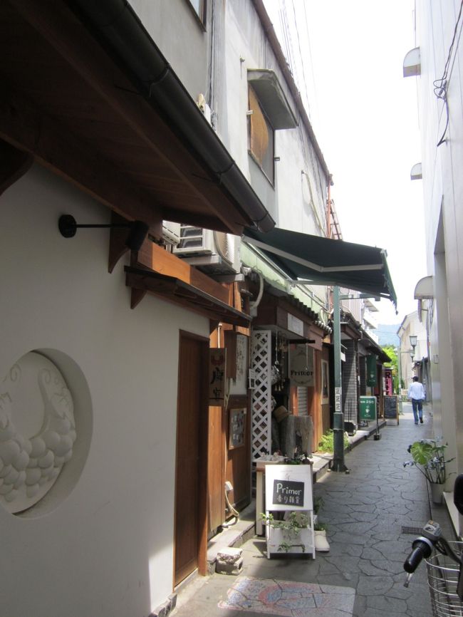 もちいどの商店街を奈良町に向かって進みます。<br /><br />商店街自体はアーケードがあって日陰で歩きやすいのですがあちこちに伸びる路地の先に面白そうなお店があります。