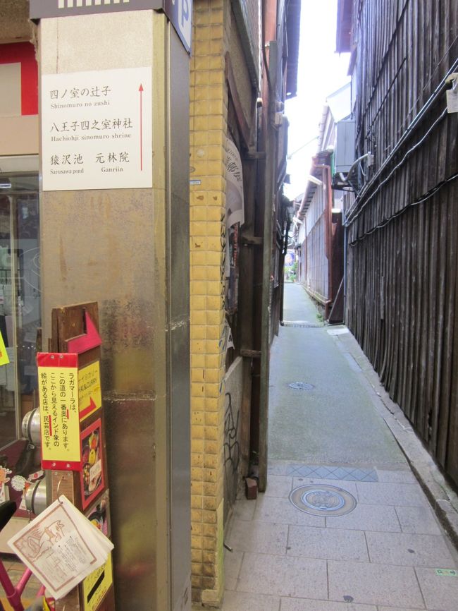 この路地の先にはカレー屋さんがあります。