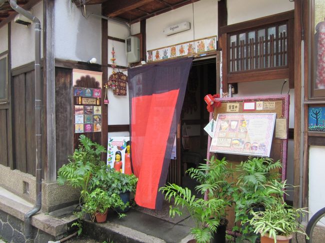 奥まで進むと…<br />今日はやってるようです。<br /><br />開店日や開店時間はしょっちゅう変わるのであいてればラッキーということです。