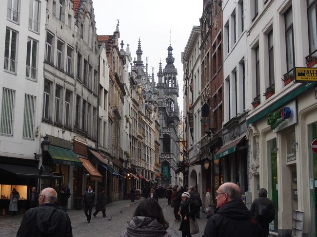 ブルス駅で降り、証券取引所の脇を抜け、グランプラスがだんだん見えてきました。