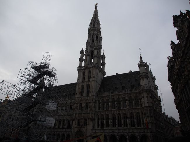 グランプラスの象徴的建物、市庁舎です。<br />なぜか足場のようなものがあります・・・