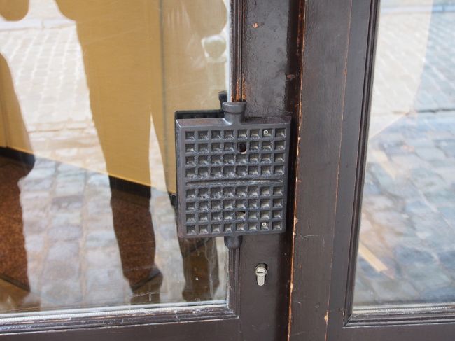 気を取り直してワッフルを食べにダンドワへ。<br />ドアノブがワッフルです。