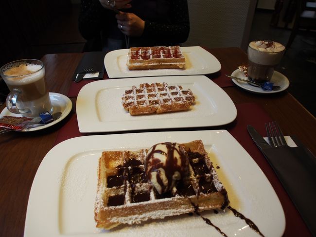 カフェラテとブリュッセル＆リエージュワッフル。<br />二人で2000円くらいです。<br /><br />旅行シーズンではないのでお店は空いていて、客は日本人しかいませんでした…<br />おいしかったし、居心地もよく休憩できて満足でしたが、こちらの人はワッフルに2000円もかけないのかもしれません。