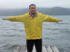 屈斜路湖に着きました。

霧こそ出てませんが、強風です。
寒い寒い。