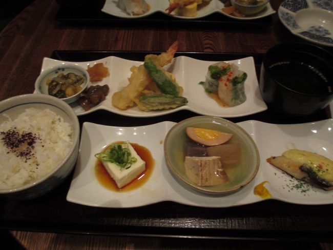 その前に、昼食を食べます。<br />今回は、近鉄奈良駅の近くにある『な・ら・ら』にある『おちゃけや』で食べました。