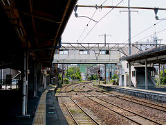 終点鹿児島中央駅の一つ手前、鹿児島駅で下車します。知らない人が駅名だけ見ればどちらが栄えているか判りづらいかもしれませんが、鹿児島駅は街の外れにある小さな駅。これから向かう仙巌園はここからバスに乗るほうが近いのでこちらで下りたのでした。