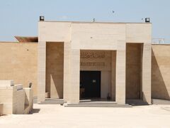 内部は撮影禁止。砂漠の中にモダンな外観で不思議に思っていたら2006年に開館でした。

館内は、サッカラやアブシールのネクロポリスからの発掘品などが展示されていました。

古代エジプト人が使っていた道具類、階段ピラミッド玄室に使われた青いファイアンスのタイル、テティのコブラ飾りのパネル、パピルスを持つイムホテプの青銅の座像などが展示されていました。

ここで生まれて初めてミイラを見ました。