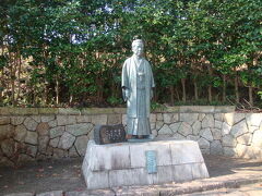童話「赤とんぼ」で有名な三木露風の故郷である龍野。

龍野公園には「三木露風の立像」と「赤とんぼ歌曲碑」があります。
