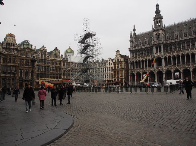 もう一度グランプラスへ。<br />足場やクレーンで、世界一美しい広場がちょっと残念です。<br />帰国後調べてみたら、クリスマスイルミネーションの為だったようです。