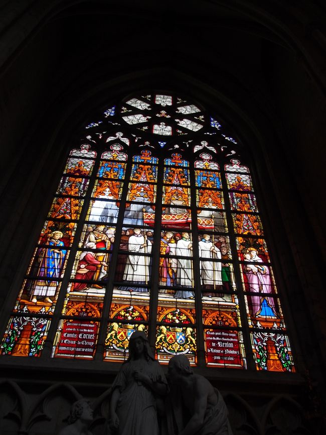 ステンドグラスがすばらしいです。