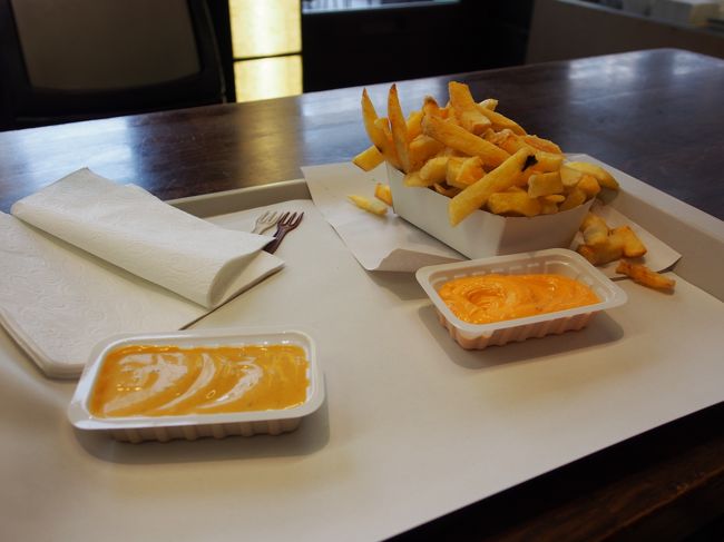 フリッツ一箱にソースを２つ付けました。<br />サムライソースにアンダルシアソースでウマーです。<br />フライドポテトは実はベルギー発祥とのこと。