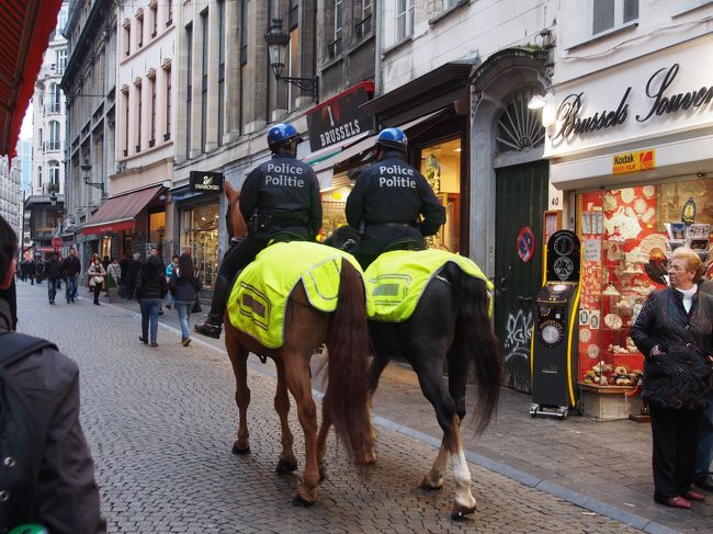 おなかもいっぱいになったので、再び街を散策。<br />騎馬警察に出会いました。