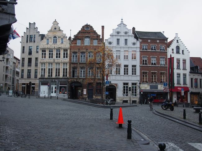 ベルギーの特徴的なギザギザ屋根の建物が美しいです。