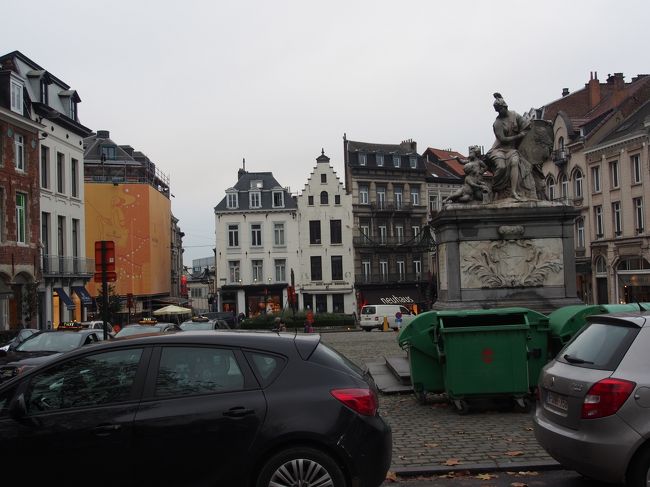 車がいっぱいなグランサブロン広場です。<br />帰りにチョコレートを買いにもう一度寄ります。