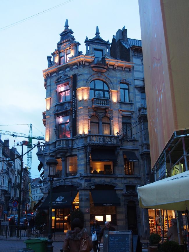 日も傾いてきたのでグランサブロン広場でチョコレートの買いだめです。<br /><br />・ピエールマルコリーニ<br />・ノイハウス<br />・ヴィタメール<br />・ガレー<br /><br />この４つをゲット。<br />円高の時期だったので、日本の３分の１くらいの値段で買えました。