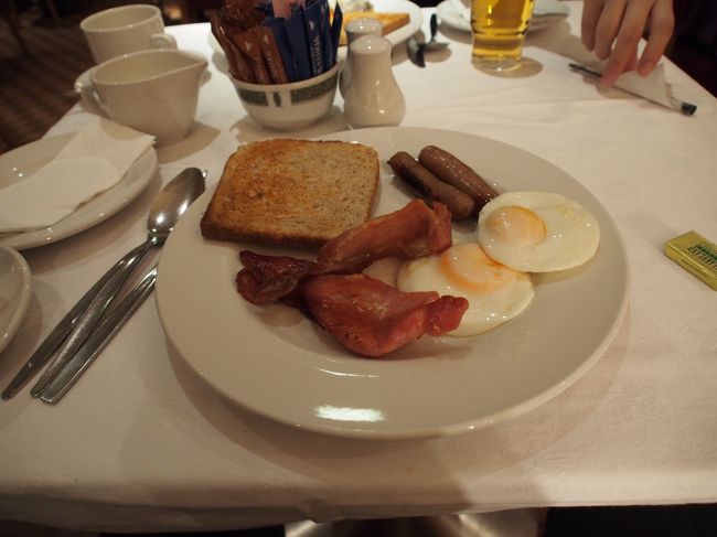 前日ヴィクトリアコーチステーションで食べたイングリッシュブレックファーストがなかなかおいしかったので、ホテルでも５£追加して食べてみました。<br />おかわり自由で大満足です。