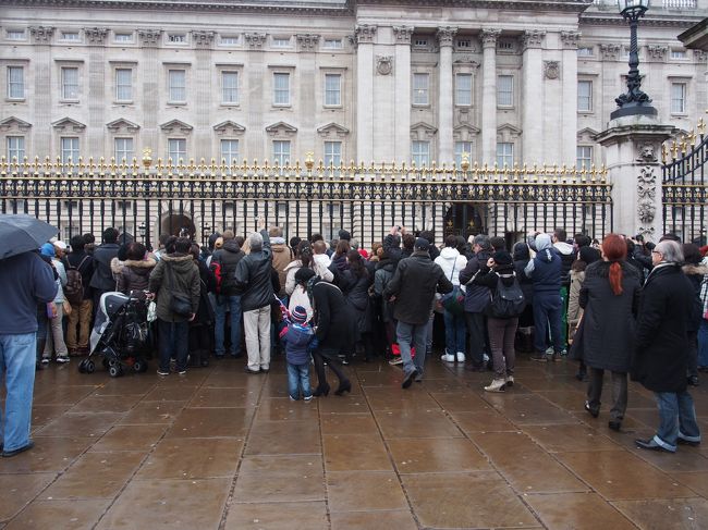 人がいっぱいでなかなかよく見えません。<br />ウィンザー城とは違います。