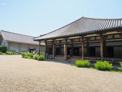 元興寺での国宝となるのは本堂である極楽堂、裏手に繋がる禅室・そして収蔵庫に安置される五重塔の小塔です。

左奥が宝物館(収蔵庫)。

平安時代の中期頃から元興寺は衰退し始めます。
当時は浄土教が広まり、その中心は極楽坊へと移りました。

極楽坊には奈良時代に智光という僧が浄土曼荼羅(智光曼荼羅)を安置します。

極楽坊で営まれた念仏講は鎌倉時代に一勢を極め、極楽坊は庶民の信仰の中心の場となっていくのです。