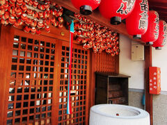 そして庚申堂へ。
身代わり猿(くくり猿)がたくさんぶらさがります。

軒先には庚申さん、青面金剛、吉祥天女と墨書した赤い提灯が提げられています。
屋根の上には三猿がいますよと。